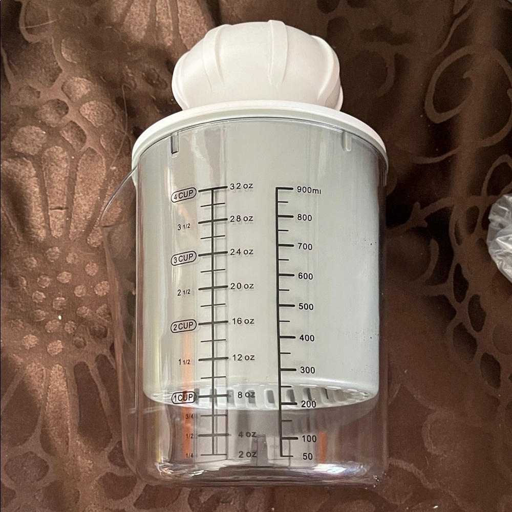 Clear Measuring Cup with White Juicer Lid Avo BAGEL brand. NEW